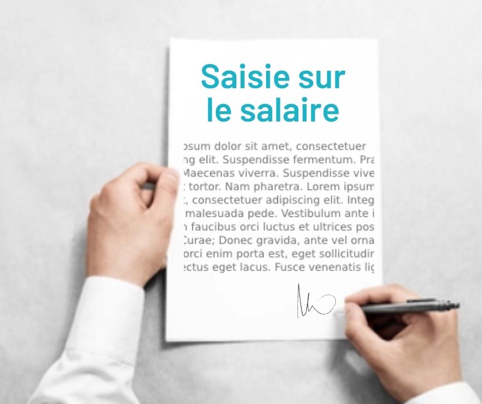 homme qui signe pour une saisie sur salaire