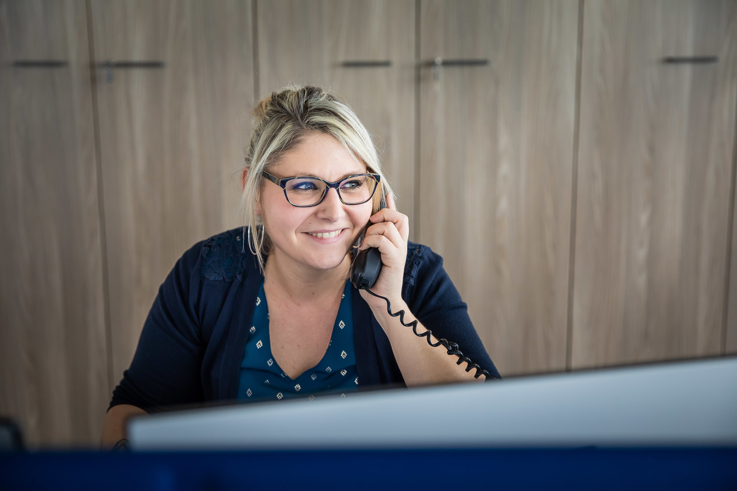 femme souriante au téléphone