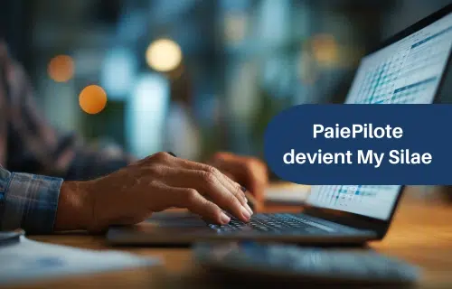 Gros plan sur une personne utilisant un ordinateur pour gérer la paie, avec un encart indiquant "PaiePilote devient My Silae".